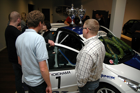 Medarbejderne fra den danske Peugeot-importør - KW Bruun – benyttede lejligheden til at samle Christian Jensens og Søren Tøndborgs DM-rallybil med de Peugeot 207-modeller, de arbejder med til daglig.